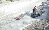 Pis su çocukların oyun alanı oldu