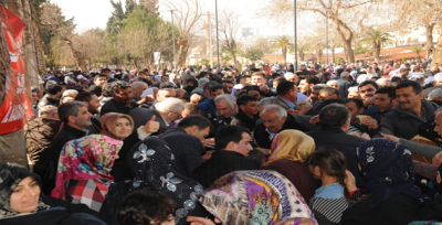 Saadet Partisi Kadın Kolları Cuma namazı çıkısı helva dağıtarak dua etti