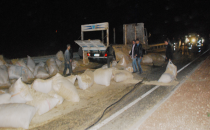 Saman yüklü kamyon alev aldı