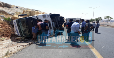 Saman Yüklü Tır Devrildi!