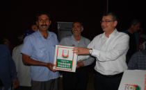 Şanlıurfa Büyükşehir Belediyesi personeline Bayram yardımı yaptı