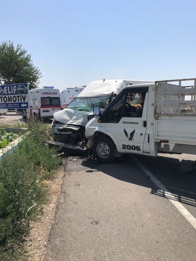 Şanlıurfa 'da Suriyelileri taşıyan minibüs ile kamyonet pikap çarpıştı