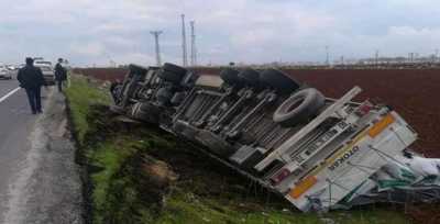 Şanlıurfa-Suruç Yolunda Tır Devrildi