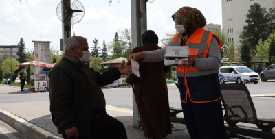 Şanlıurfa Valiliği, Maske Dağıtarak Vatandaşlara Uyarılarda Bulunuyor