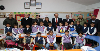 Şanlıurfa Valisi Abdullah Erin, Yılın Öğretmeni Aysel Ösüz'ü Okulunda Ziyaret Etti