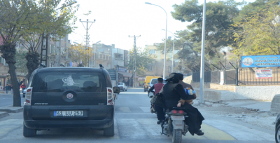 Şanlıurfa'da 3 kişilik ailenin motosiklette tehlikeli yolculuğu
