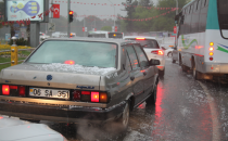 Şanlıurfa'da aniden bastıran yağmur ve dolu hayatı felç etti