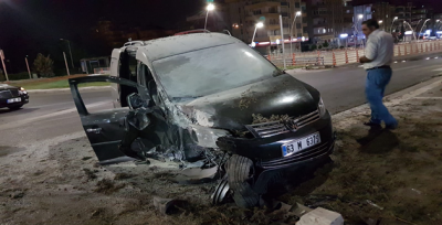 Şanlıurfa'da Hafif Ticari Araç İle Otomobil Çarpıştı, 2 Yaralı