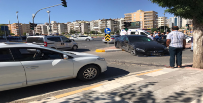 Şanlıurfa'da iki otomobil çarpıştı