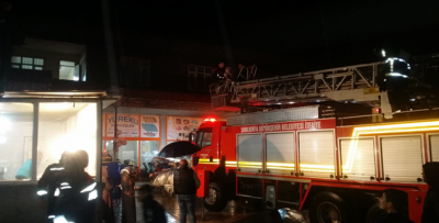 Şanlıurfa'da İtfaiye Ekipleri Evini Su Basan Yaşlı Kadını Kurtardı