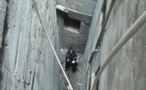 Şanlıurfa'da itfaiye boşluğa düşen kediyi kurtardı