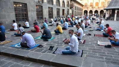 Şanlıurfa'da koronavirüslü Bayram namazı!