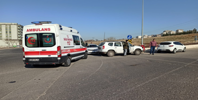 Şanlıurfa'da motosiklet ile otomobil çarpıştı, 1 yaralı