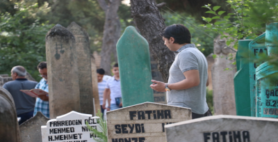 Şanlıurfa'da Namaz Çıkışı vatandaşlar Mezarlığa Akın etti