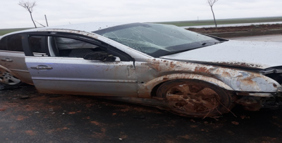 Şanlıurfa'da Otomobil Kayganlaşan Yolda Bariyerlere Çarptı!