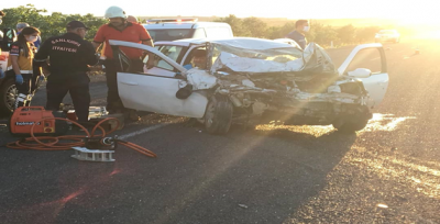 Şanlıurfa'da otomobil park halindeki minibüse çarptı