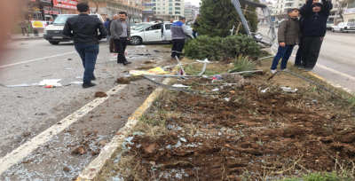 Şanlıurfa'da Otomobil Orta Refüje Çıktı, 1 yaralı