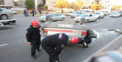 Şanlıurfa'da Otomobil Orta Refüje Çarparak Takla Attı