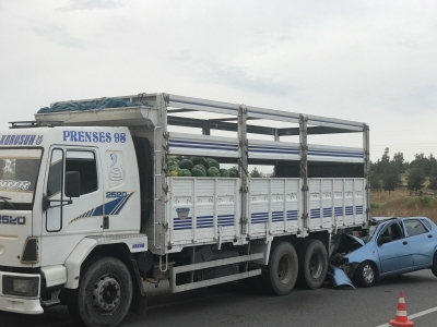 Şanlıurfa'da Otomobil Kamyona Arkadan Çarptı: 2 Yaralı