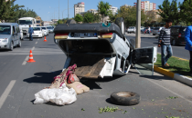 Şanlıurfa'da otomobil orta refüje çıkıp takla attı, 1 yaralı