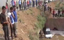 Şanlıurfa'da otomobil tahliye kanalın düştü