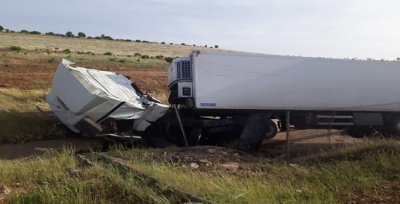 Şanlıurfa'da tır devrildi: 2 yaralı
