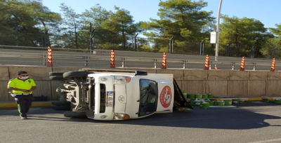Şanlıurfa'da Turşu yüklü kamyonet yan yattı
