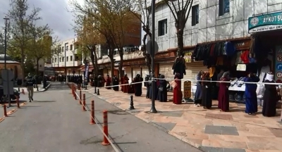 Şanlıurfa''da yardım desteğini duyan PTT'ye koştu