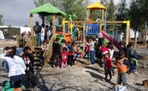 Savaştan kaçan çocukların oyun keyfi