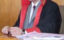 Savcı gözaltına alınmamak için intihar'a kalkıştı