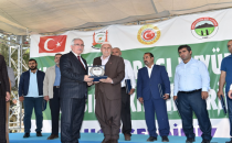 Şehit ailesine plaket verildi