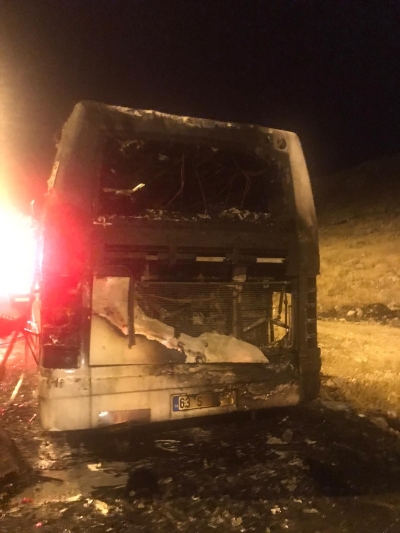 Seyir halindeki otobüs alev aldı