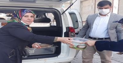 Sıcak yemekler, yoksulların yüzünü güldürdü