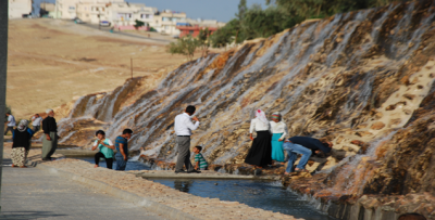 Sıcaktan Bunalan Vatandaşlar Yapay Şelalede Serinliyor
