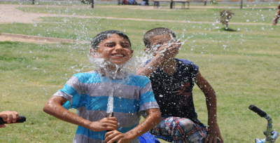 Sıcaktan Etkilenin Çocuklar Parkalarda Serinliyor