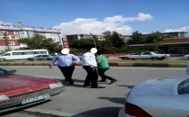 Silahlar adliye önünde çekildi