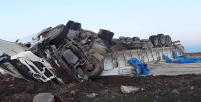 Siverek-Viranşehir karayolunda tır devrildi