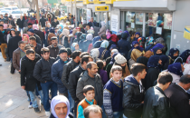 Soğuk havada yardım kuyruğu uzadı