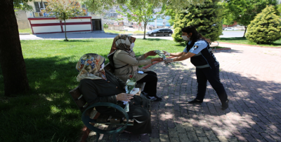 Sokağa Çıkan Annelere Gül Ve Karanfil Hediye Edildi