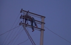 Sulama yaparken elektrik akımına kapılıp öldü