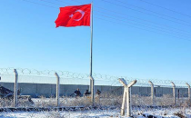 Suriye sınırına dev Türk bayrağı dikildi