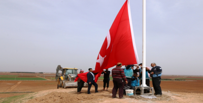 Suriye sınırındaki Akçakale'ye dev Türk bayrağı dikildi