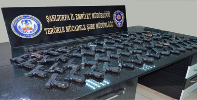 Suriye'den Kaçak Yollarla Getirilen 69 Tabanca Ele Geçirildi
