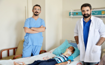 Suriyeli çocuk yaşama tutundu