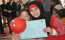 Suriyeli çocukların karne sevinci