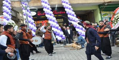 Suriyeli İşletmeci Yöresel Oyunla Pastanesini Açtı