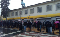 Suriyeli mültecilerin yağmurda yardım bekleyişi