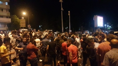 Suriyeliler Komutanları İçin Yürüdüler