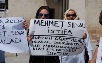 Suriyeliler sahte diplomaya karşı toplandı