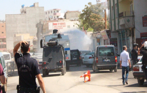 Suruç'ta dağılmayan gruba müdahale edildi